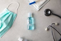 Антибактеріальний гель, медична маска та стетоскоп на столі — стокове фото