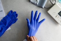 Arzt zieht OP-Handschuhe an, Schnittwunde — Stockfoto