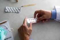 Мужчины руки врача с упаковкой таблеток — стоковое фото