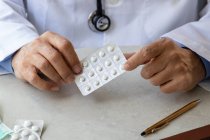 Мужчины руки врача с упаковкой таблеток — стоковое фото