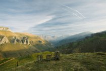 Valle de majestuosas montañas cubiertas de hierba verde y bosques ubicados en Cantabria - foto de stock