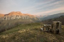 Vale de majestosas montanhas cobertas com grama verde e florestas localizadas na Cantábria — Fotografia de Stock