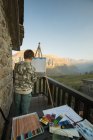 Anonymer Junge malte auf Staffelei auf sonniger Terrasse in der Landschaft Spaniens — Stockfoto