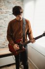 Mann spielt zu Hause Gitarre — Stockfoto