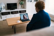 Alte Frau kommuniziert mit Tochter per Videochat auf Laptop — Stockfoto