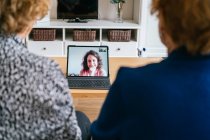 Femmes ayant une conversation vidéo sur ordinateur portable à la maison — Photo de stock