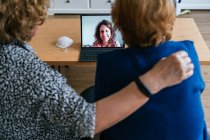 Жінки, які ведуть відео розмову на ноутбуці вдома — стокове фото