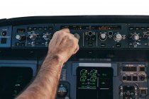 Piloto que utiliza o sistema de gestão de voo durante o voo — Fotografia de Stock