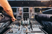 Pilota che utilizza il sistema di gestione del volo durante il volo — Foto stock