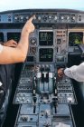 Piloti in cabina di pilotaggio durante il volo — Foto stock