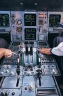 Пілоти, що працюють у кабіні під час польоту — стокове фото