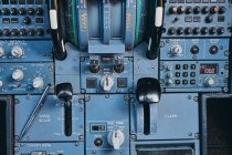 Пожарные кнопки на панели управления в кабине пилота — стоковое фото