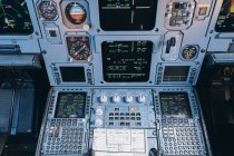 Пожарные кнопки на панели управления в кабине пилота — стоковое фото