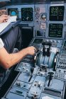 Pilote travaillant avec le pupitre de commande en vol — Photo de stock