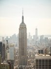 Nova York vista da cidade com arranha-céus e Empire State Building em dia ensolarado — Fotografia de Stock