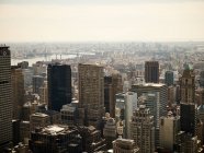 Vista aérea del moderno distrito de Nueva York con torres de cristal de gran altura a la luz del sol - foto de stock