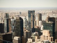 Vista aérea del moderno distrito de Nueva York con torres de cristal de gran altura a la luz del sol - foto de stock