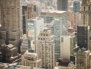 Вид с воздуха на современный район Нью-Йорка со стеклянными высотными башнями в солнечном свете — стоковое фото