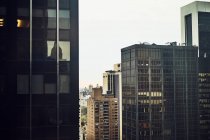 Schöne Aussicht auf die Wolkenkratzer von New York City — Stockfoto