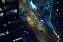 Von oben über der Straße mit Fahrzeugen, die zwischen Hochhäusern im Zentrum von New York fahren — Stockfoto