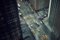 З верхнього поверху вулиці з транспортними засобами, що їздять серед висотних будинків у центрі міста Нью - Йорк. — стокове фото