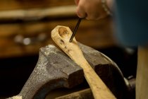 Hoyo de tallado de carpintero de cultivo en madera con cincel - foto de stock