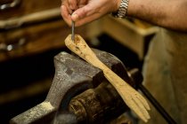 Hoyo de tallado de carpintero de cultivo en madera con cincel - foto de stock