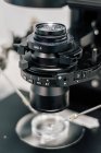 Lens of modern machine over Petri dish and manipulators during process of ovum fertilization in contemporary lab of clinic — Stock Photo
