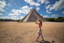 Anonymous female traveler enjoying view of ancient building on sunny day in Mexico — Stock Photo