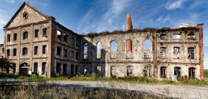 Edificio industriale abbandonato con pareti squallide — Foto stock