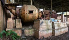 Mécanisme métallique rouillé avec tuyaux à l'intérieur de l'atelier industriel abandonné en Espagne — Photo de stock