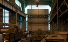 Interior de amplio taller industrial con diversos elementos metálicos y construcciones en edificio industrial de moderna fábrica en Asturias - foto de stock