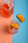 Cocktail orange froid frais dans une cruche et une tasse en verre avec glaçons — Photo de stock