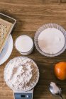 Vista dall'alto della bilancia elettronica con farina di frumento e ingredienti per deliziosi muffin aromatici fatti in casa in cucina — Foto stock