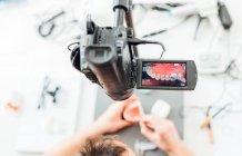 Le professeur de dentisterie travaillant la prothèse dentaire avec une caméra vidéo — Photo de stock
