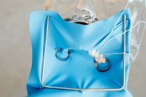 Зверху синя гумова гребля, встановлена на пластиковому манекені під час тренувань стоматологічного лікування на курсі стоматології — стокове фото