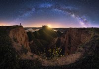 Скалистый пейзаж со звёздным небом ночью — стоковое фото