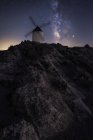 Mulino a vento in collina con cielo stellato sullo sfondo — Foto stock