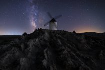 Windmühle auf Hügel mit Sternenhimmel im Hintergrund — Stockfoto