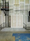 Экстерьер завода со стенами, покрытыми штукатуркой во время ремонта и подготовленными к штукатурке — стоковое фото