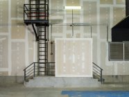 Esterno di impianto con pareti rivestite in cartongesso durante la ristrutturazione e preparate per intonaco — Foto stock