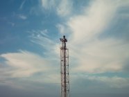 Строительство нефтеперерабатывающего завода в голубом облачном небе — стоковое фото