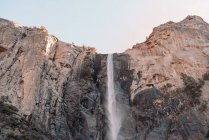 Vista de la cascada que fluye desde el acantilado en el Parque Nacional Yosemite en Estados Unidos - foto de stock