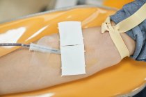 Coltiva anonima volontaria femminile dando sangue per salvare la vita nel moderno centro di trasfusione di sangue — Foto stock