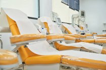 Poltronas médicas vazias preparadas para doadores em moderno centro de transfusão de sangue com equipamentos contemporâneos — Fotografia de Stock