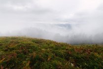 Vista panoramica di verdi colline con nuvole basse — Foto stock