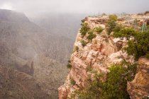 Дивовижний вид на скелясті скелі, вкриті туманом — стокове фото