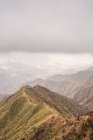 Вид на сухий скелястий пейзаж з низькими хмарами — стокове фото