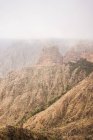 Вид сухой скалистой местности с низкими облаками — стоковое фото