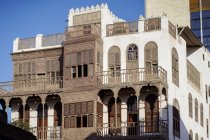 Angle bas des bâtiments en pierre vieilli avec des murs minables et des balcons sur la rue de la ville de Jeddah en Arabie Saoudite — Photo de stock